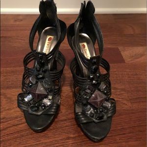 Two lips heels with gems